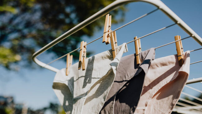 O ideal é que a roupa íntima seja levada para secar em um local arejado após a lavagem - Foto: Kaboompics.com/Pexels