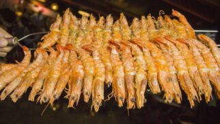 Festival oferece mais de 50 pratos à base de peixes e frutos do mar, como camarões assados no espeto
