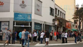 Oportunidades incluem estágios, limpeza, gastronomia e telemarketing, com seleção até 26/11