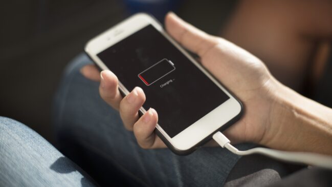 Ficar sem bateria no celular gera diversos transtornos