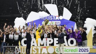Alvinegro levanta a taça diante da torcida na Neo Química Arena