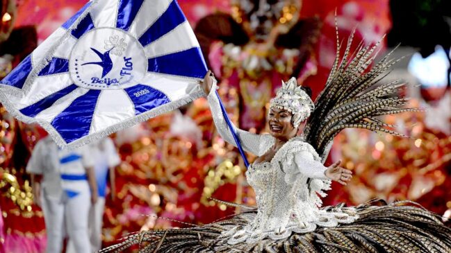 Beija-Flor encantou em seu desfile na Sapucaí na noite de segunda-feira (3/3)