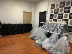 Ao todo, foram apreendidos dois mil tijolos de cocaína, que pesaram duas toneladas