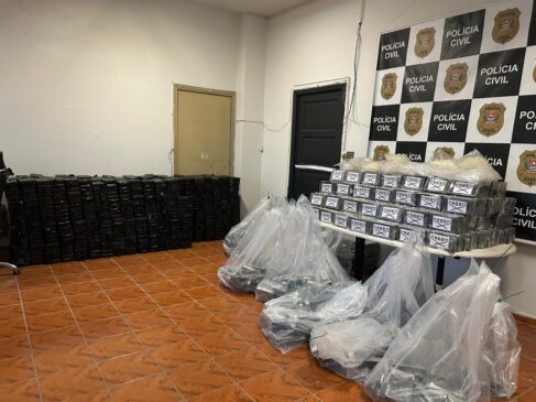 Ao todo, foram apreendidos dois mil tijolos de cocaína, que pesaram duas toneladas