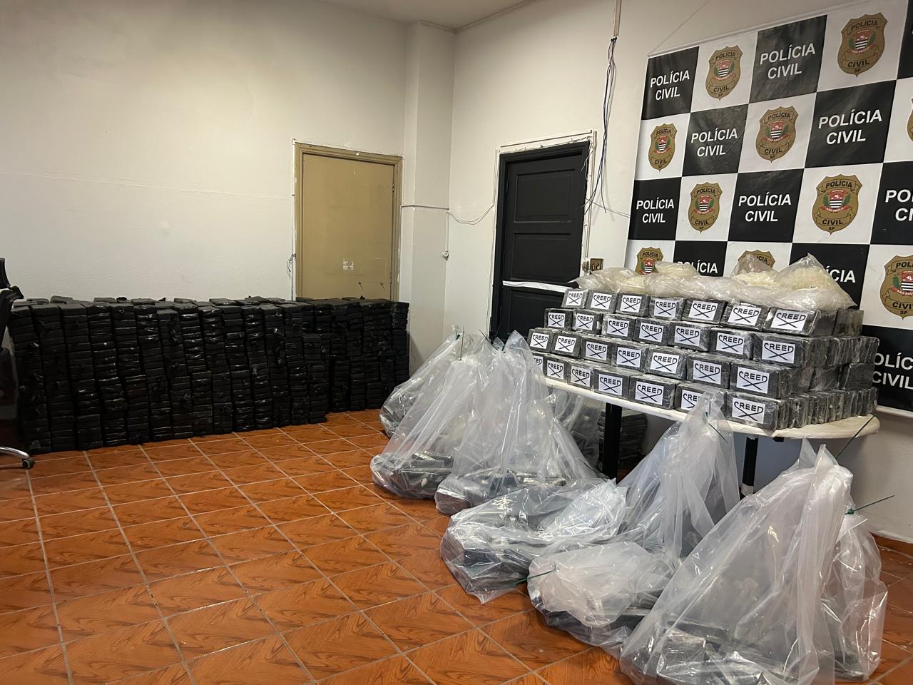 Ao todo, foram apreendidos dois mil tijolos de cocaína, que pesaram duas toneladas