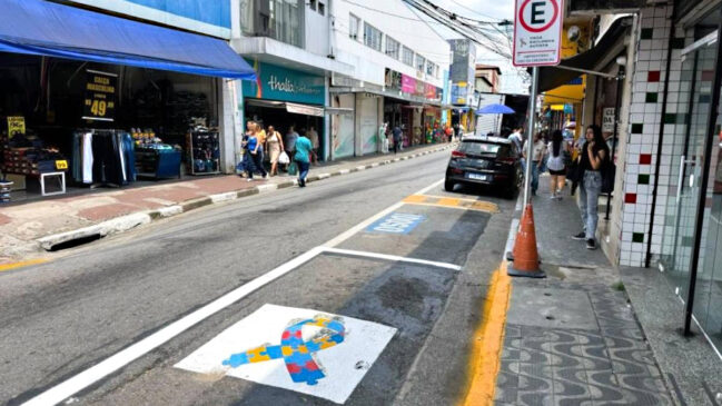 Sinalização no solo foi feita com a instalação de placas que indicam as vagas especiais