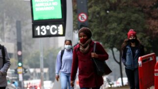 Aproximação do sistema frontal mantém o dia com muitas nuvens, o que reduz a livre elevação da temperatura
