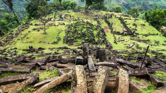 Porém, a teoria defendida pelos pesquisadores indonésios sugere que a complexidade arquitetônica de Gunung Padang poderia indicar uma civilização avançada muito anterior ao que se acreditava. Foto: Wikimedia Commons