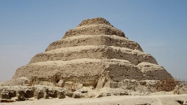 As pirâmides mais antigas já conhecidas eram atribuídas à civilização egípcia, como a pirâmide escalonada do rei Djoser (na foto acima), erguida há cerca de 4,6 mil anos. Foto: Wikimedia Commons