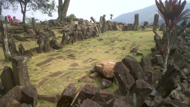 O nome "Gunung Padang" significa "montanha da iluminação" na língua local, e o local é historicamente associado a práticas espirituais e rituais religiosos. Foto: Wikimedia Commons