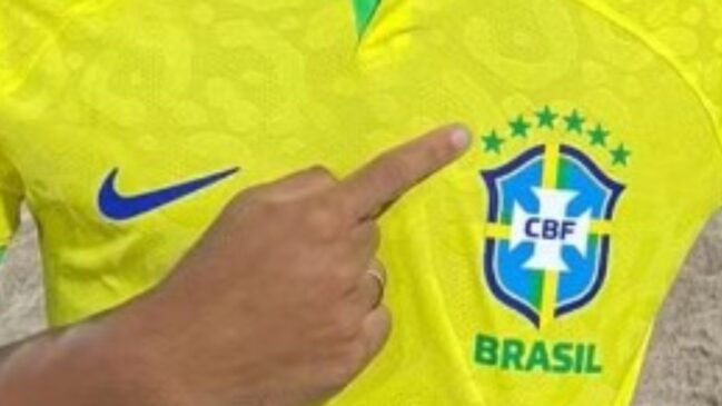 Camisa precisou ser adaptada para contar com as seis estrelas