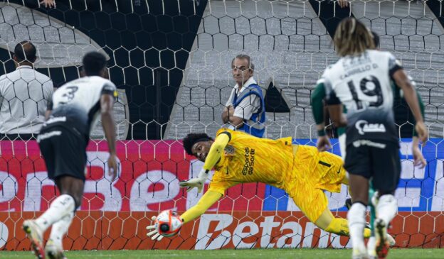 Goleiro Hugo Souza ao defender pênalti de Raphael Veiga na final do Paulistão