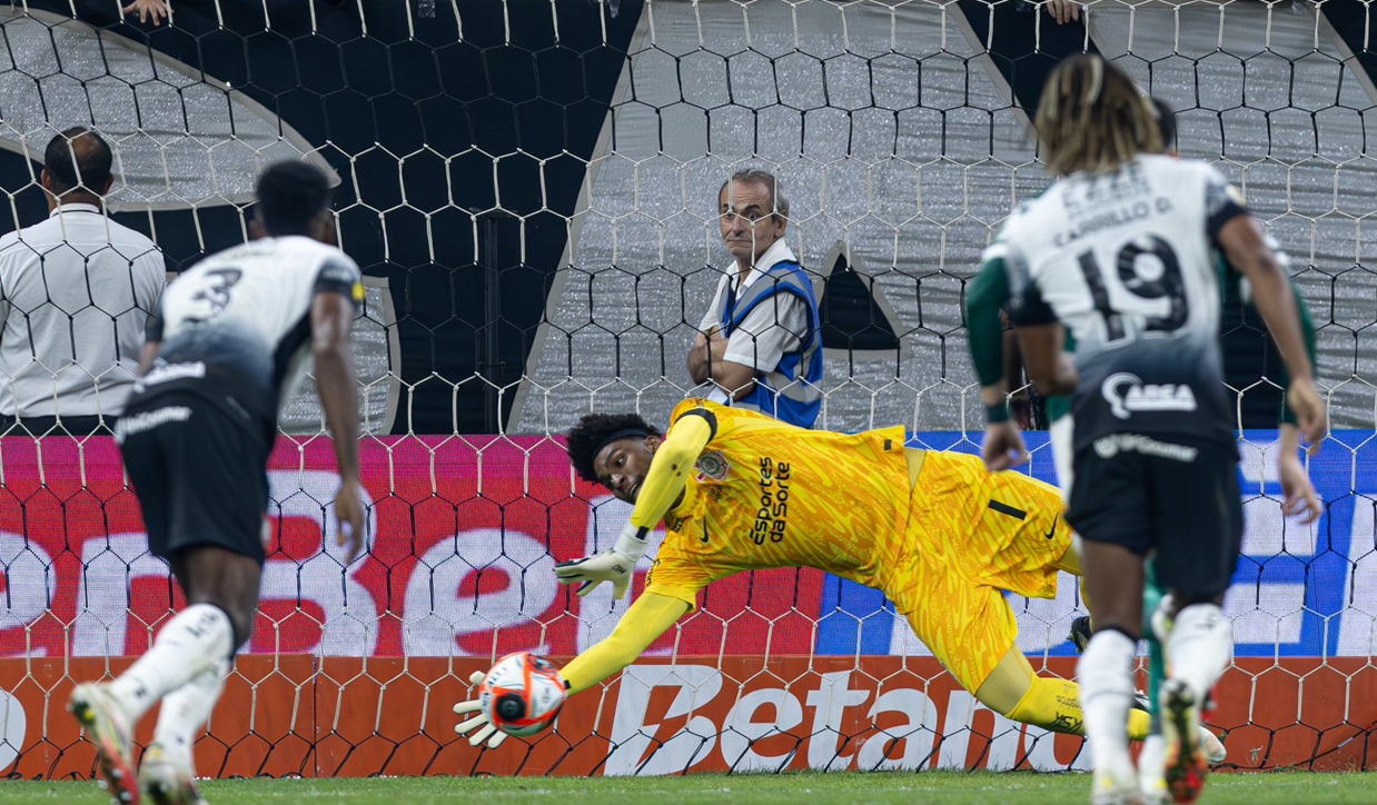 Goleiro Hugo Souza ao defender pênalti de Raphael Veiga na final do Paulistão