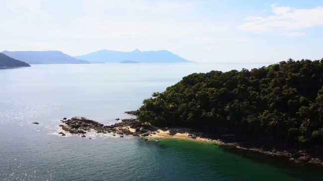 Ilha dos Gatos, em São Sebastião, encanta turistas