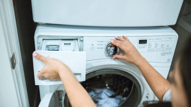 A roupa íntima deve ser higienizada com sabonete neutro, ou com produtos específicos para a lavagem deste tipo de roupa. Para quem não lava a calcinha no chuveiro, é importante evitar misturar a roupa íntima com outras peças de roupa - Foto: RDNE Stock project/Pexels