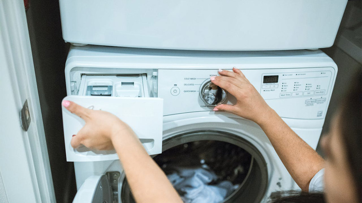 A roupa íntima deve ser higienizada com sabonete neutro, ou com produtos específicos para a lavagem deste tipo de roupa. Para quem não lava a calcinha no chuveiro, é importante evitar misturar a roupa íntima com outras peças de roupa - Foto: RDNE Stock project/Pexels