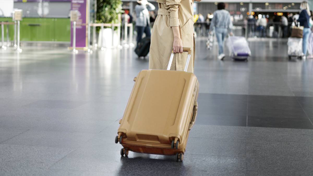 Bagagem de mão refere-se ao conjunto de itens que os passageiros podem levar consigo na cabine do avião