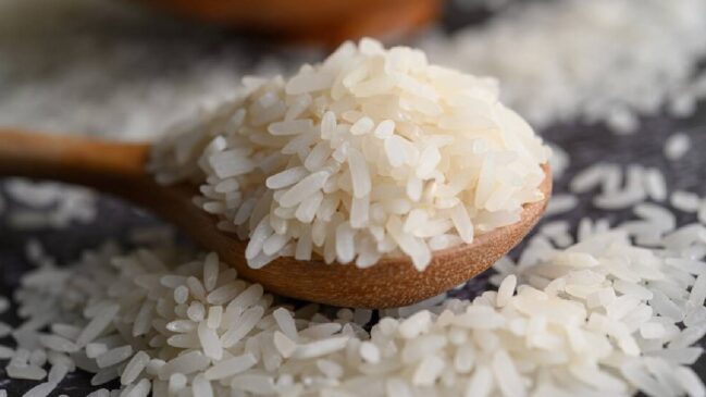Pesquisadores chineses descobriram que resfriar o arroz após o cozimento pode reduzir seu índice glicêmico. O processo é chamado de retrogradação do amido.