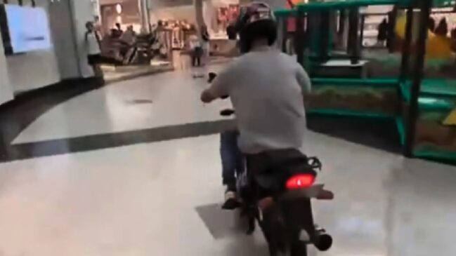 Jovens entraram pela porta principal do Shopping Taboão e pilotaram dentro do local