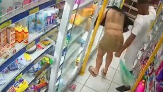 Imagens de uma câmera de segurança do local mostram o momento em que o homem entra no estabelecimento e começa a agredir a mulher