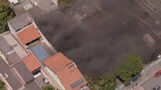Corpo de Bombeiros chegou ao local para atender a ocorrência, por volta das 11h55