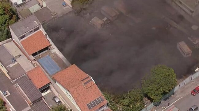 Corpo de Bombeiros chegou ao local para atender a ocorrência, por volta das 11h55