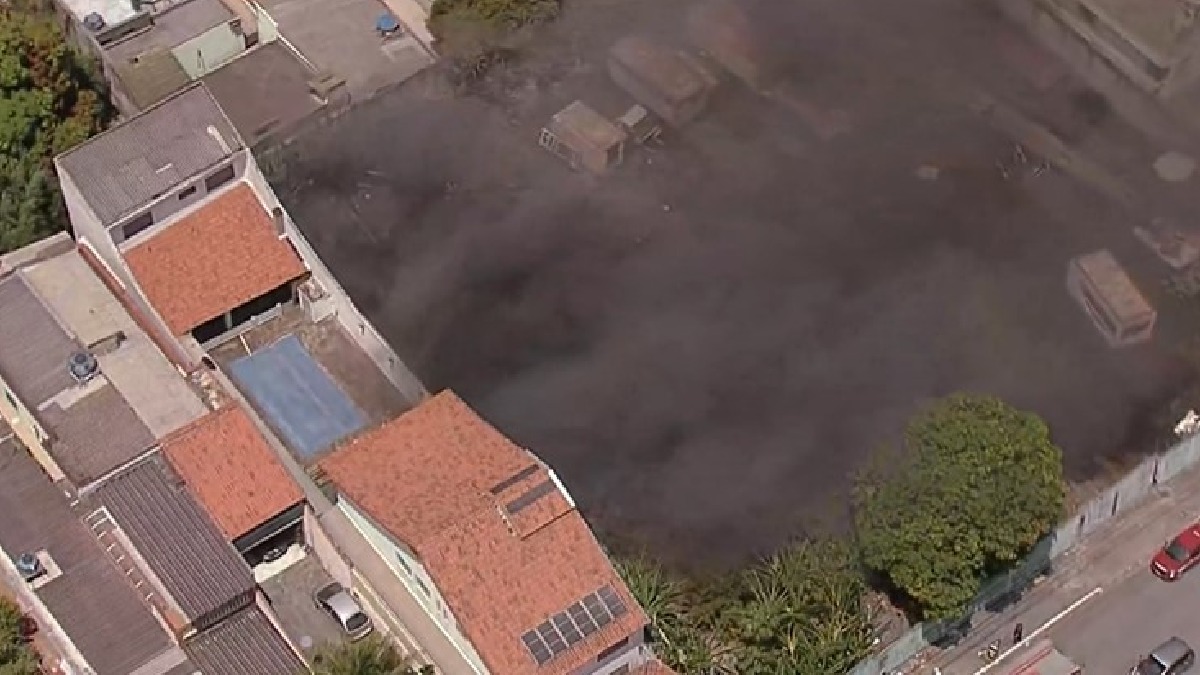 Corpo de Bombeiros chegou ao local para atender a ocorrência, por volta das 11h55