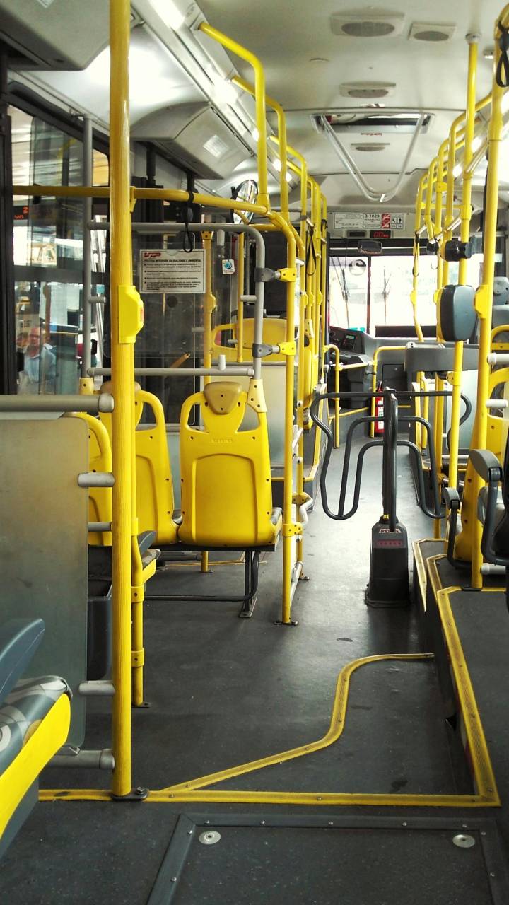 Ao todo, 25 linhas de transporte público atendem o shopping, que possui um terminal de ônibus próprio em suas instalações.