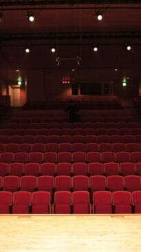 É no subterrâneo de um prédio da rua Piracuama, de número 19, no bairro Sumaré, que fica o teatro secreto: o espaço cultural independente 'Centro da Terra'.
