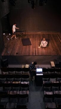 Detalhes - Foram dez anos de obras e escavações no quarto e quinto subsolos do edifício que permitiram a criação do teatro subterrâneo, inaugurado em 3 de setembro de 2001; ele é administrado por Ricardo Karman.