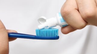 Foram registrados 13 casos adversos devido à Colgate Clean Mint