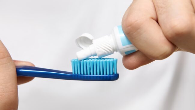 Foram registrados 13 casos adversos devido à Colgate Clean Mint