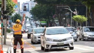 Testemunhas relataram que o agente segurava um celular e fotografava um caminhão, quando foi abordado