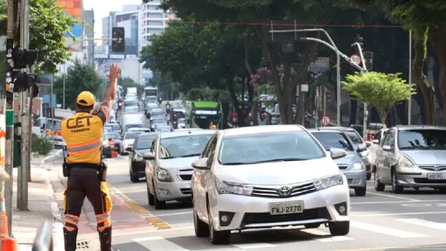 Testemunhas relataram que o agente segurava um celular e fotografava um caminhão, quando foi abordado