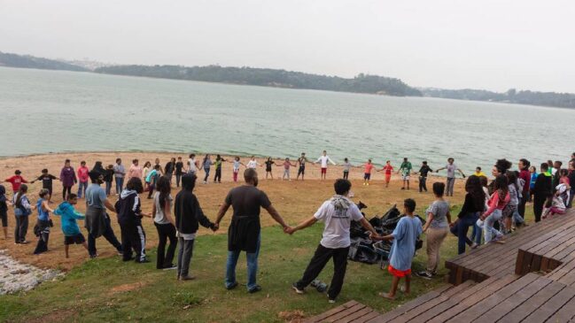 Moradores da zona sul que vivem às margens da represa fazem ação especial de aniversário