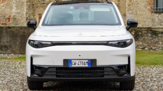 Projetado, desenvolvido e produzido na China, o C10 é definido pela própria Leapmotor como um SUV de grande porte