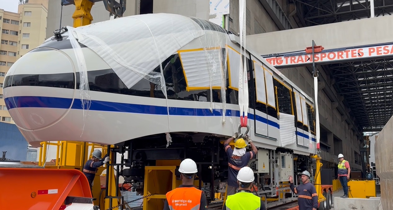Novo trem da Linha 17-Ouro do Metrô chegou na zona sul de São Paulo
