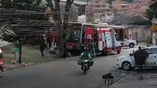 Segundo bombeiros, 13 vítimas foram resgatadas, com quatro delas sendo levadas para hospitais da região