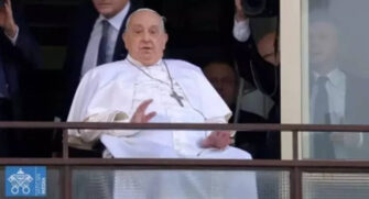 Papa Francisco na sacada de hospital em Roma agradecendo aos fiéis