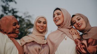 Mulheres muçulmanas usam lenço para cobrir o cabelo