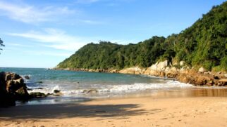 Praia tem apenas 25 metros de extensão, cabe em uma foto