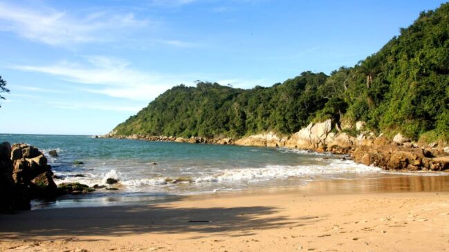 Praia tem apenas 25 metros de extensão, cabe em uma foto
