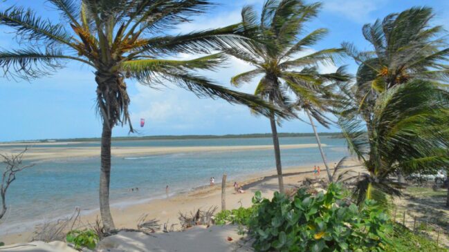 A Praia do Macapá se destaca por sua extensa faixa de areia dourada e coqueirais, que proporcionam uma vista deslumbrante.