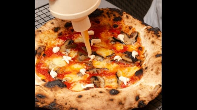 Pizza Umami possui molho de tomate, cogumelo Porcini, queijo la madre 6 meses e aioli de missô. /Foto: Divulgação