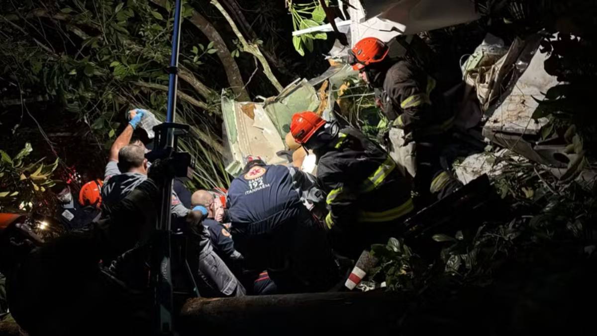 Bombeiro trabalham no resgate de vítima de encarceramento