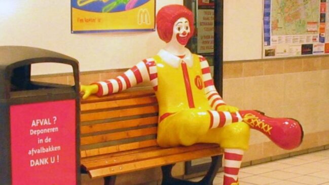 Mesmo não aparecendo mais nas propagandas do McDonald's, Ronald McDonald ainda mantém alguma ligação com a marca.