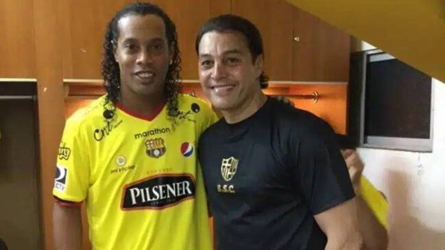 O primeiro grande jogador convidado foi o 'rei do rolê aleatório', Ronaldinho Gaúcho