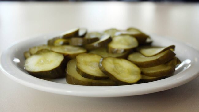 Nos anos 1950, o sanduíche passou a levar picles (pepino em conserva). Pegou tanto que entrou para a receita oficial. Foto: Divulgação/Prefeitura de Bauru