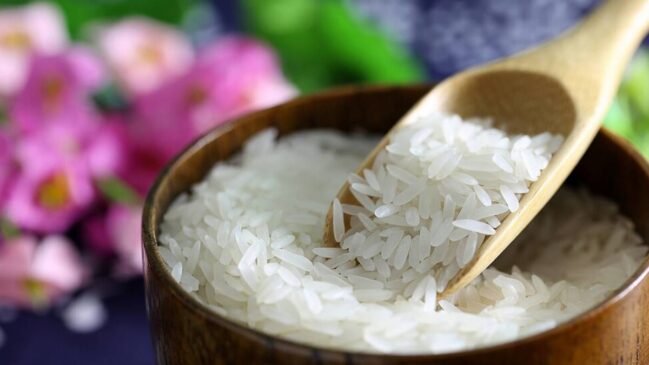 O arroz integral é uma alternativa mais saudável ao arroz branco. Ele contém mais fibras, vitaminas e minerais, além de ter um índice glicêmico mais baixo.