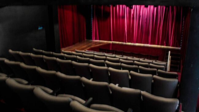 Teatro tem palco italiano e receber espetáculos culturais infantis e adultos